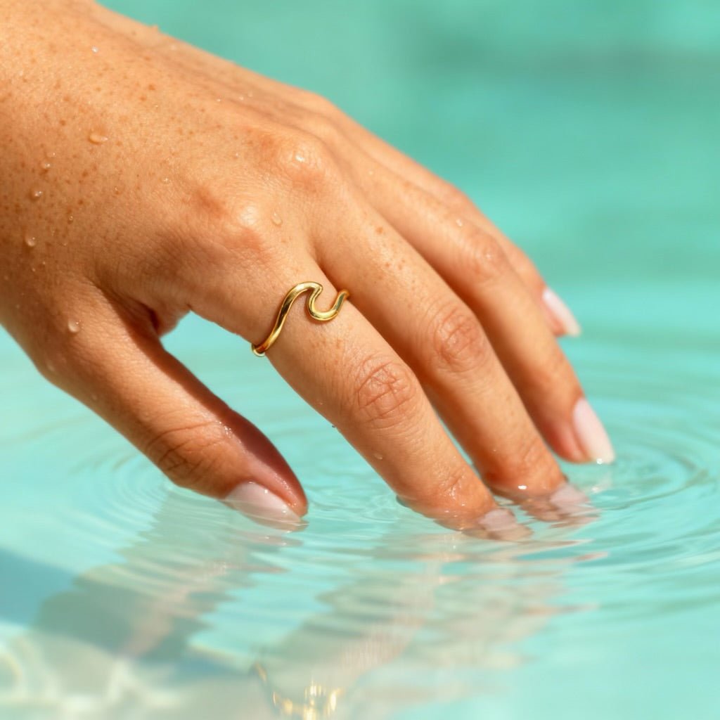 A Wave: regulowany pierścionek z motywem fali - Pearlippines Biżuteria