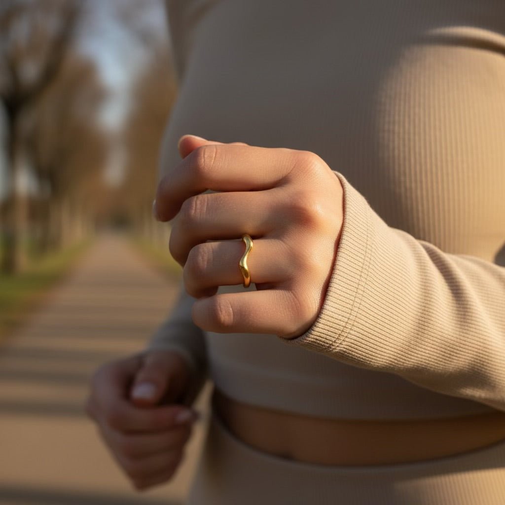 A Wavy Bold: regulowany pofalowany złoty pierścionek - Pearlippines Biżuteria