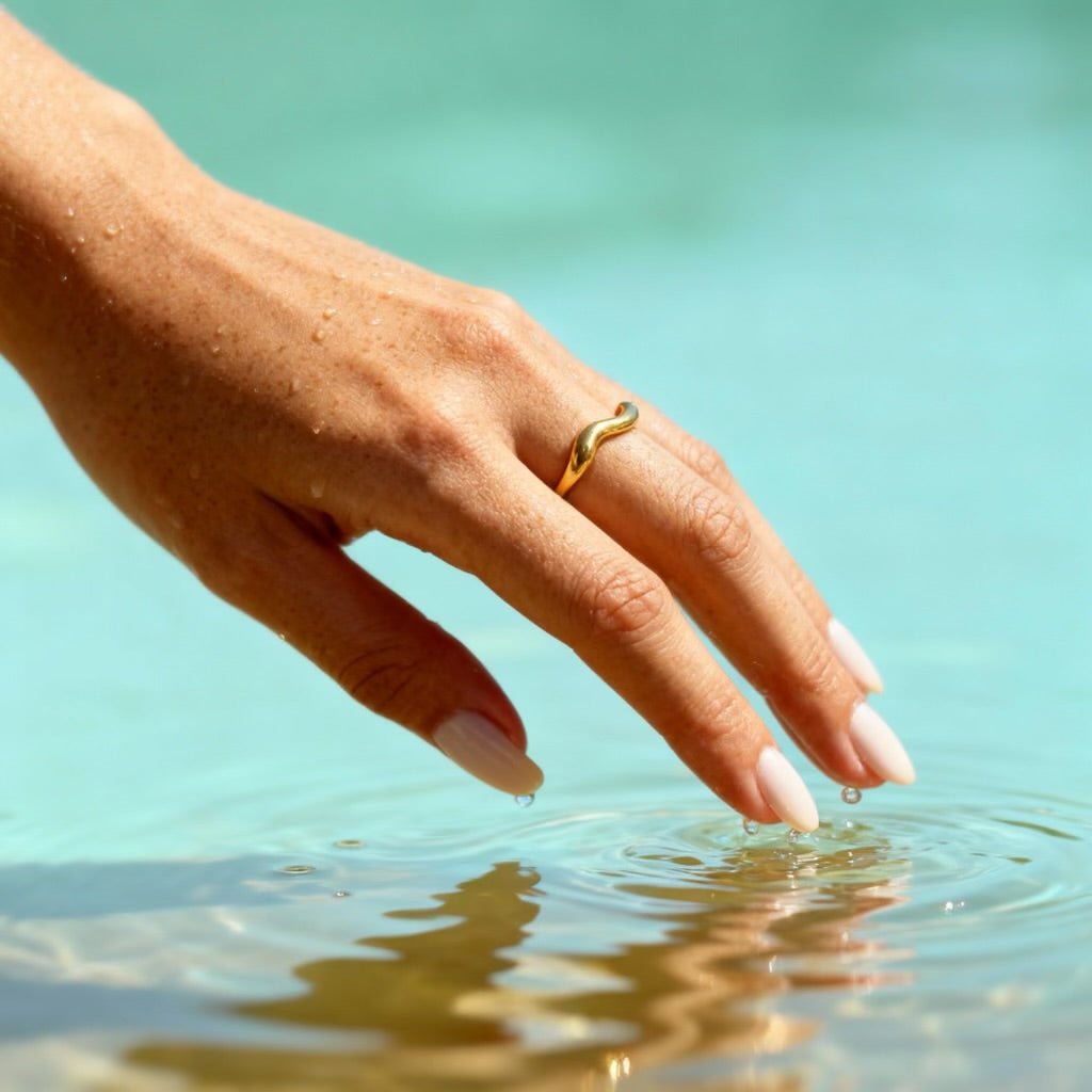 A Wavy: regulowany pofalowany pierścionek - Pearlippines Biżuteria