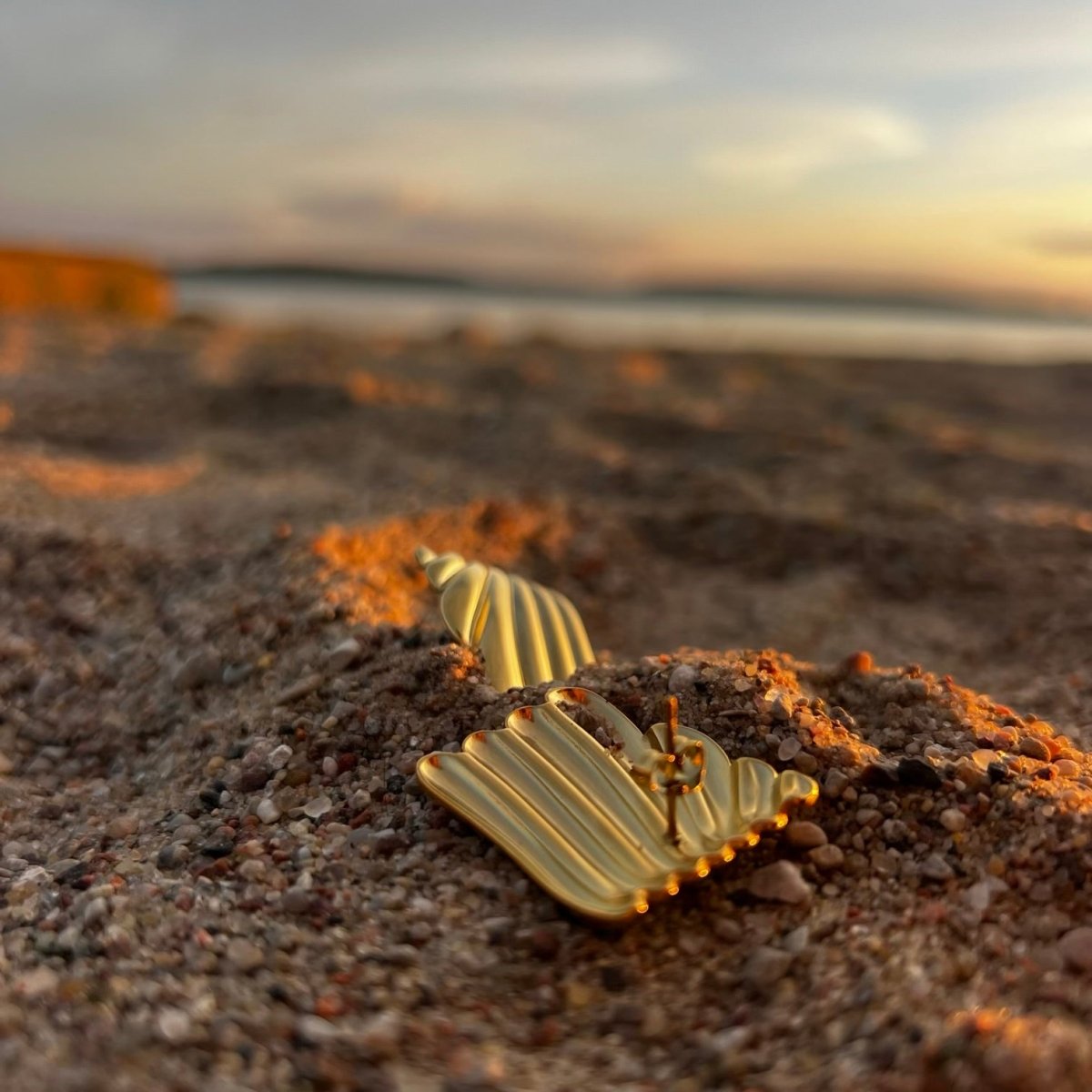 Aurum Flow: Geometryczne kolczyki z motywem fali - Pearlippines Biżuteria