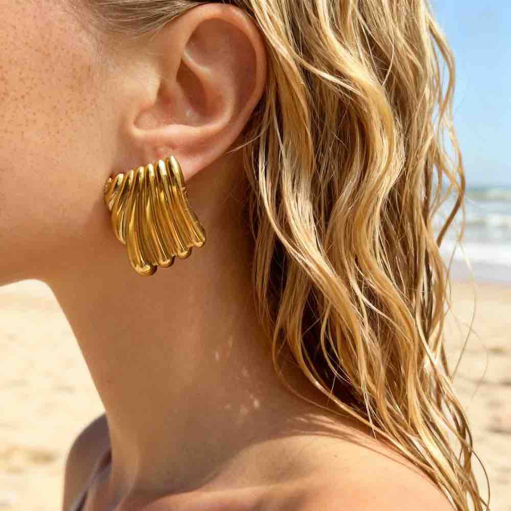 Aurum Flow: Geometryczne kolczyki z motywem fali - Pearlippines Biżuteria