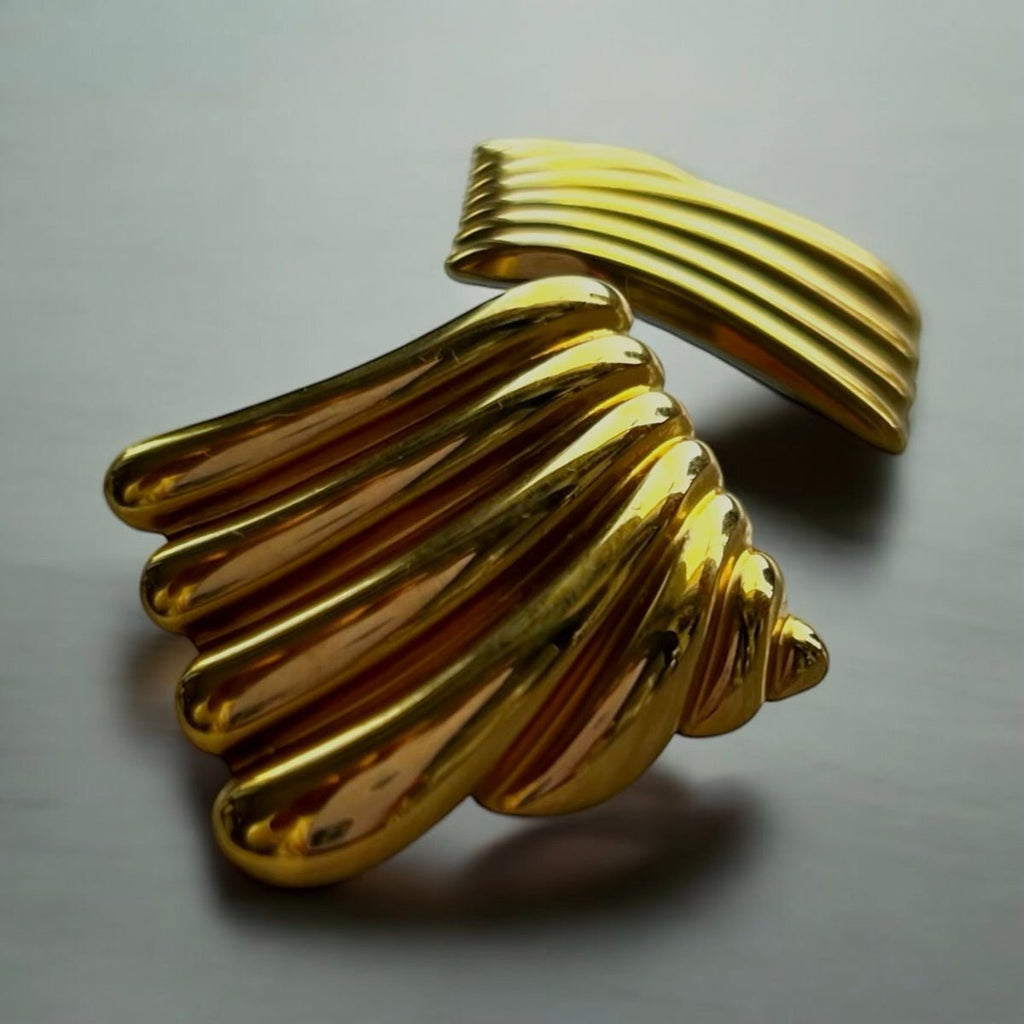 Aurum Flow: Geometryczne kolczyki z motywem fali - Pearlippines Biżuteria