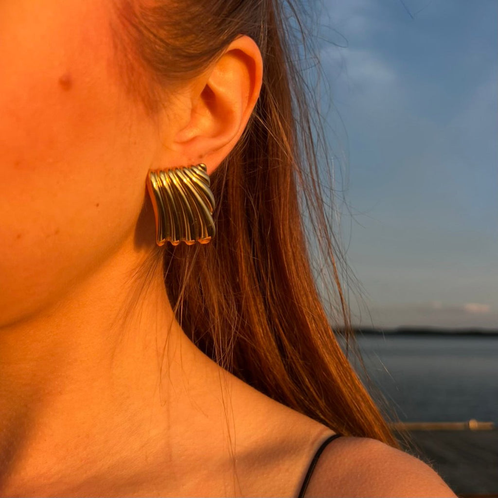 Aurum Flow: Geometryczne kolczyki z motywem fali - Pearlippines Biżuteria