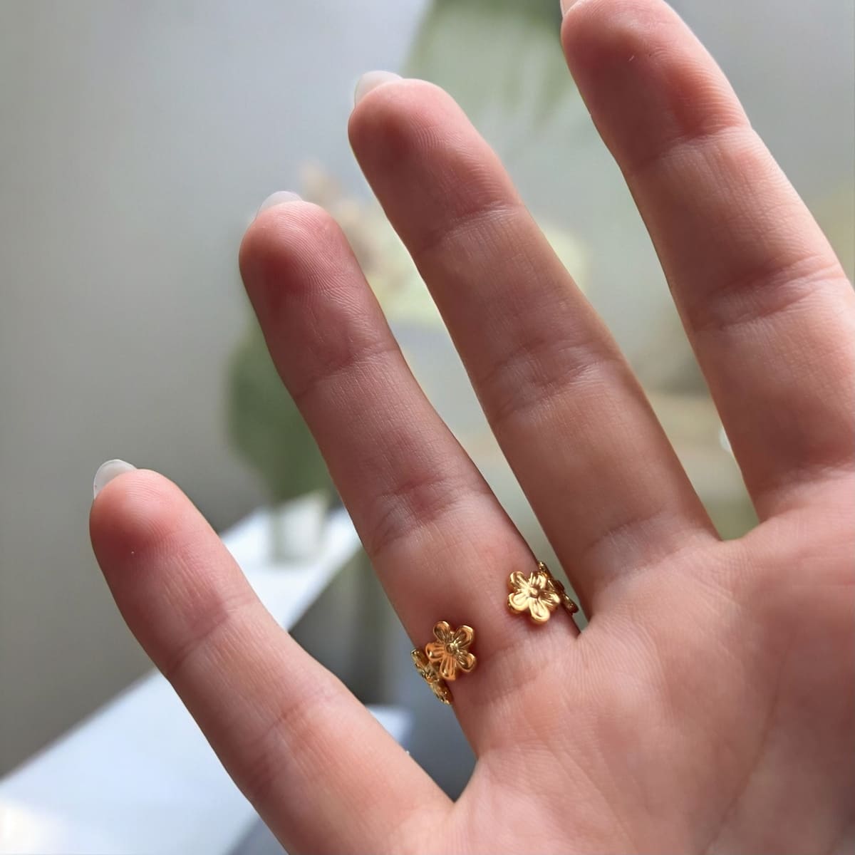 Blossom: regulowany pierścionek z motywem kwiatów - Pearlippines Biżuteria