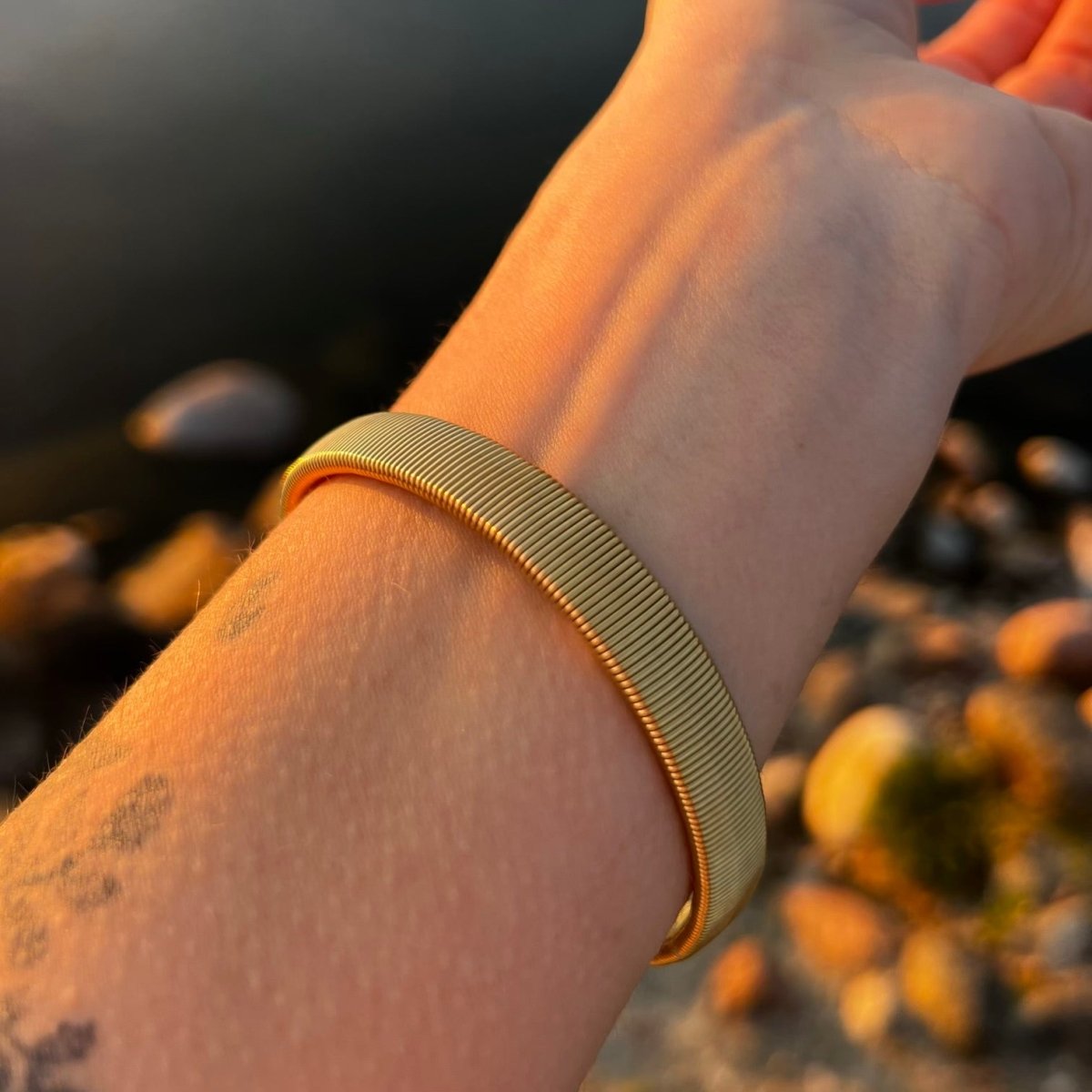 Bold Coil: Szeroka sprężynowa bransoletka ze złotą tarczą - Pearlippines Biżuteria