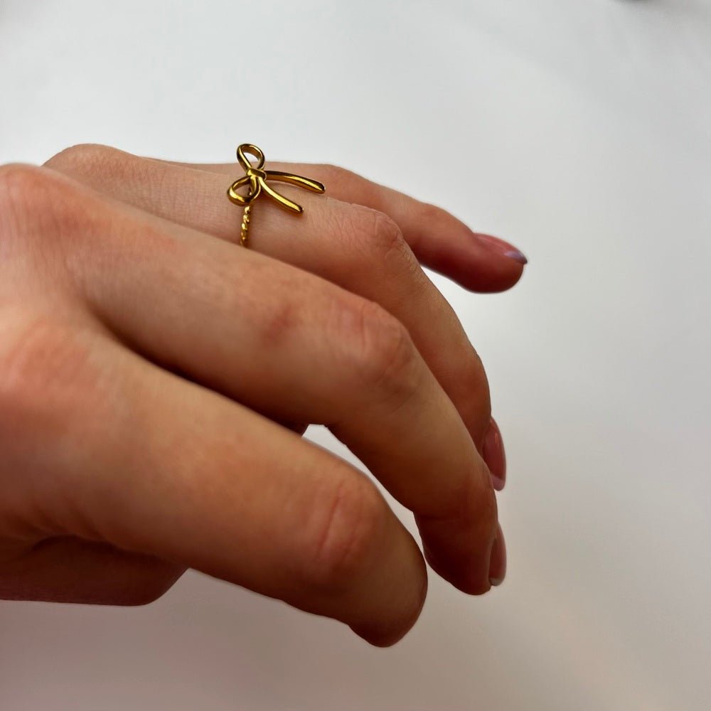 Bow Charm: regulowany pierścionek z kokardką - Pearlippines Biżuteria