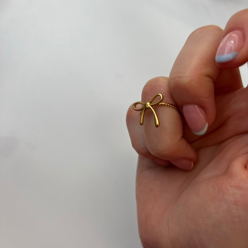 Bow Charm: regulowany pierścionek z kokardką - Pearlippines Biżuteria