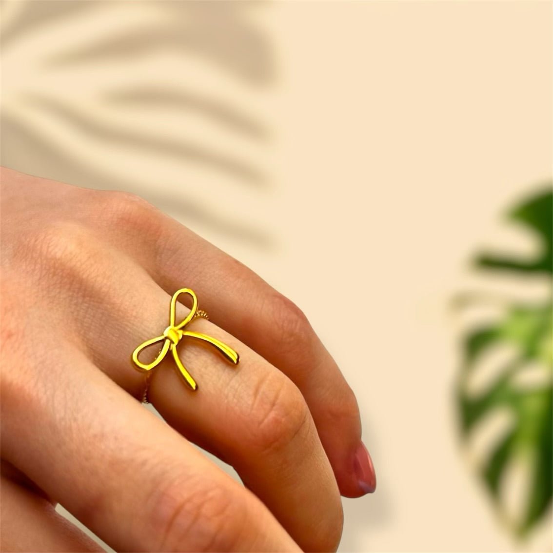 Bow Charm: regulowany pierścionek z kokardką - Pearlippines Biżuteria