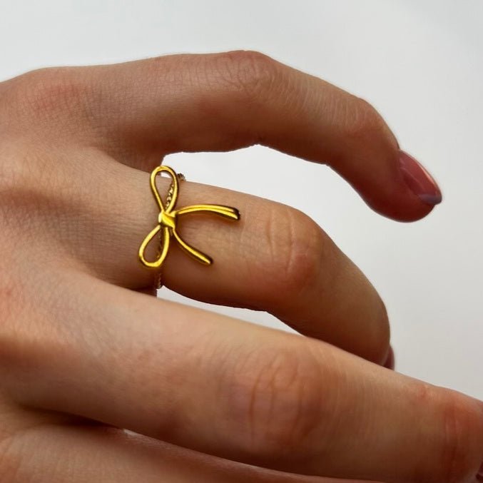 Bow Charm: regulowany pierścionek z kokardką - Pearlippines Biżuteria