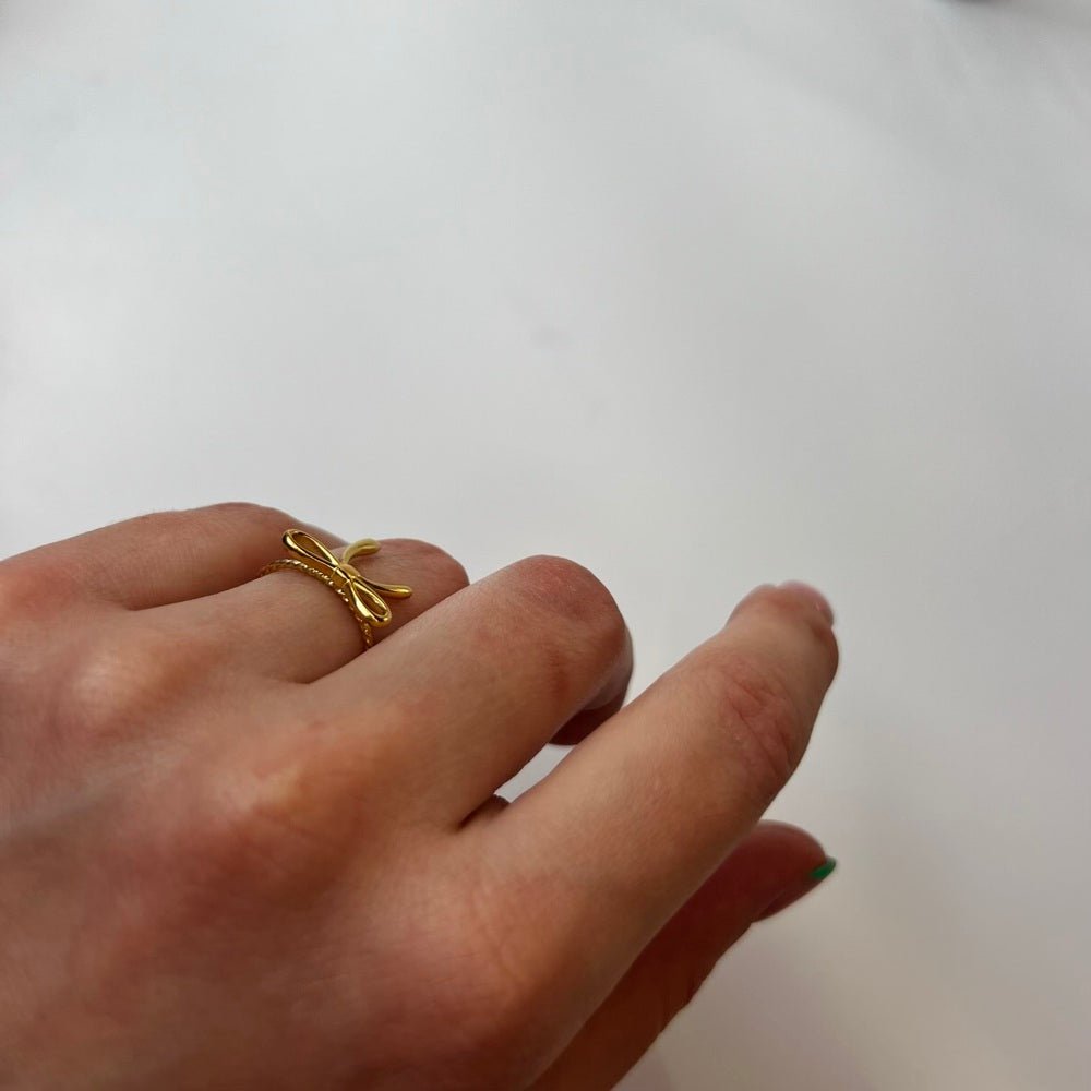 Bow Charm: regulowany pierścionek z kokardką - Pearlippines Biżuteria