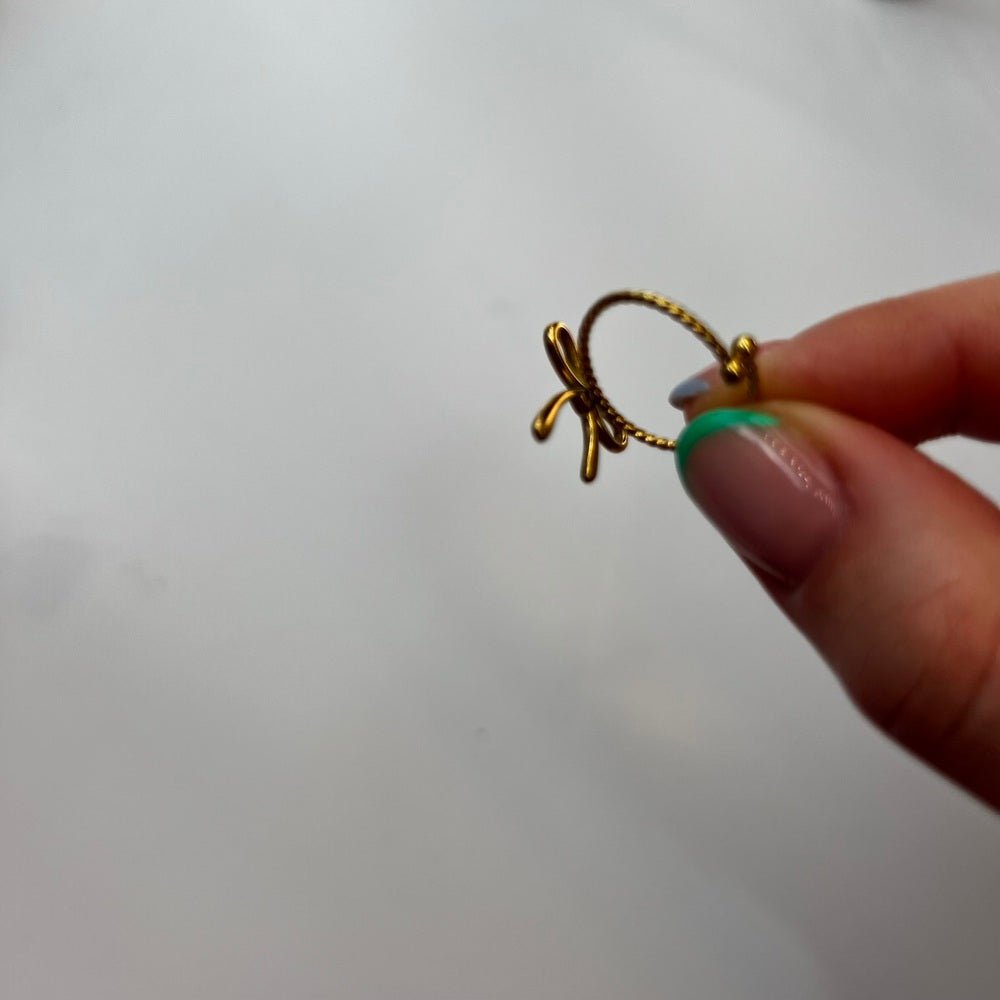 Bow Charm: regulowany pierścionek z kokardką - Pearlippines Biżuteria