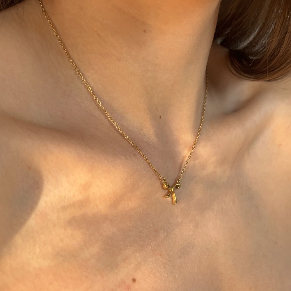 Bow: naszyjnik z delikatną kokardką - Pearlippines Biżuteria