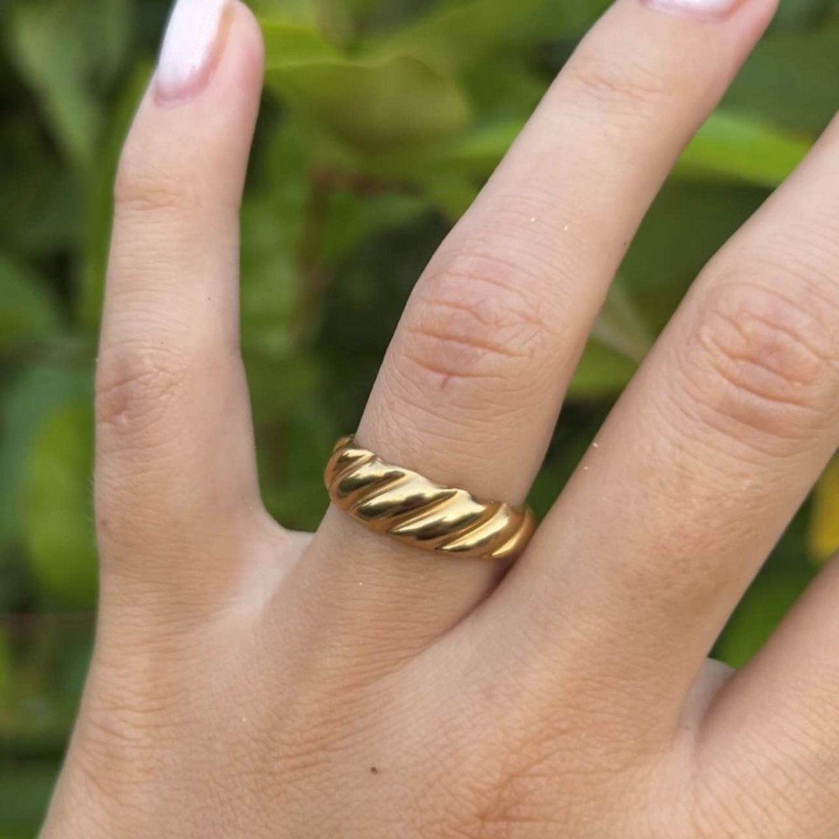 Cocoro: regulowany złoty pierścionek ze stali szlachetnej - Pearlippines Biżuteria