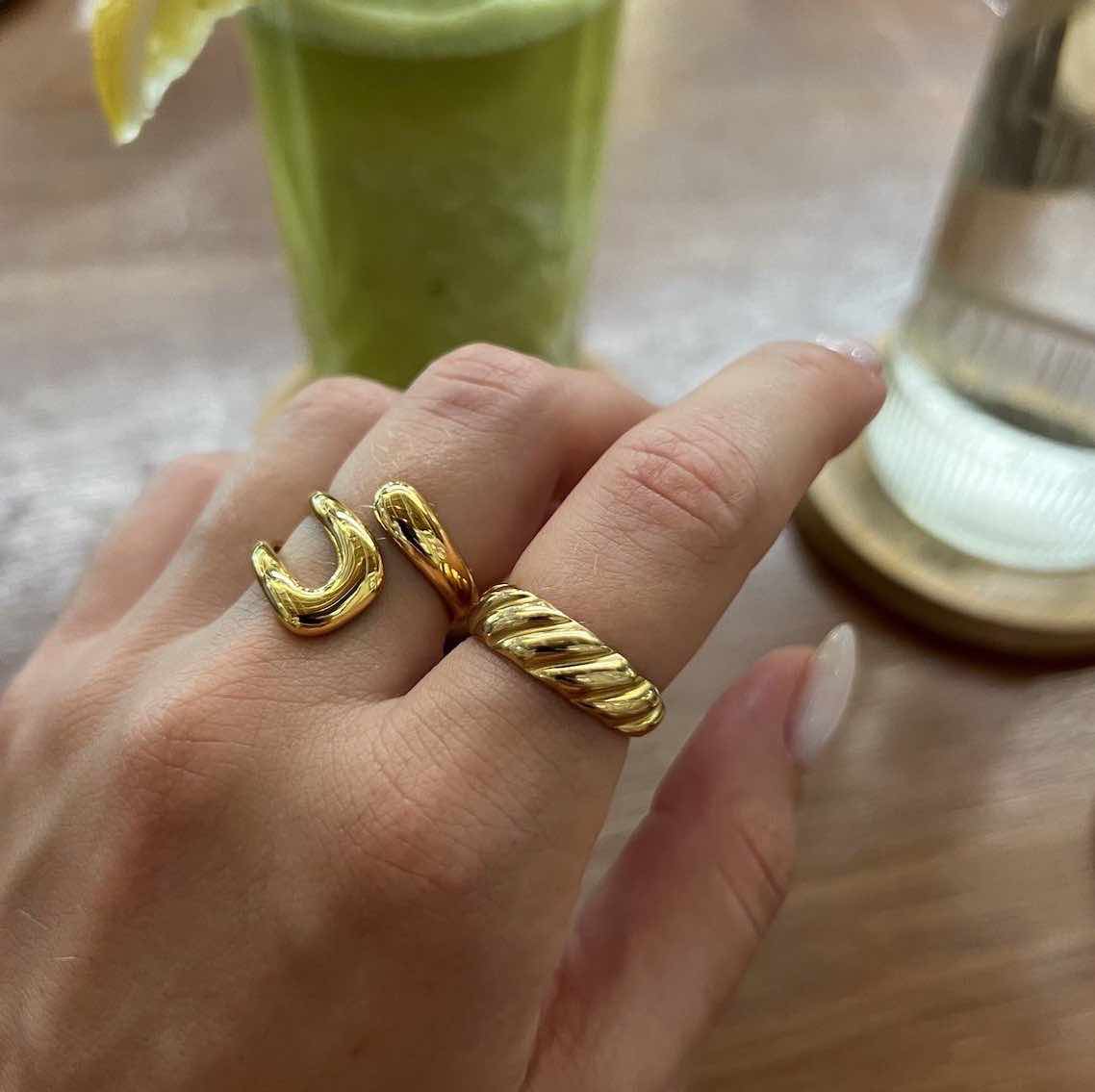 Cocoro: regulowany złoty pierścionek ze stali szlachetnej - Pearlippines Biżuteria