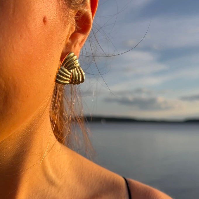 Cora: geometryczne kolczyki o formie wachlarza - Pearlippines Biżuteria