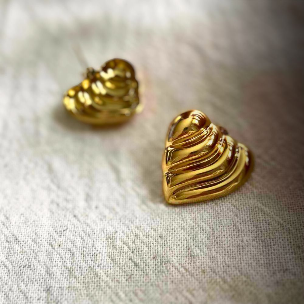 Corazon: złote kolczyki karbowane serca - Pearlippines Biżuteria
