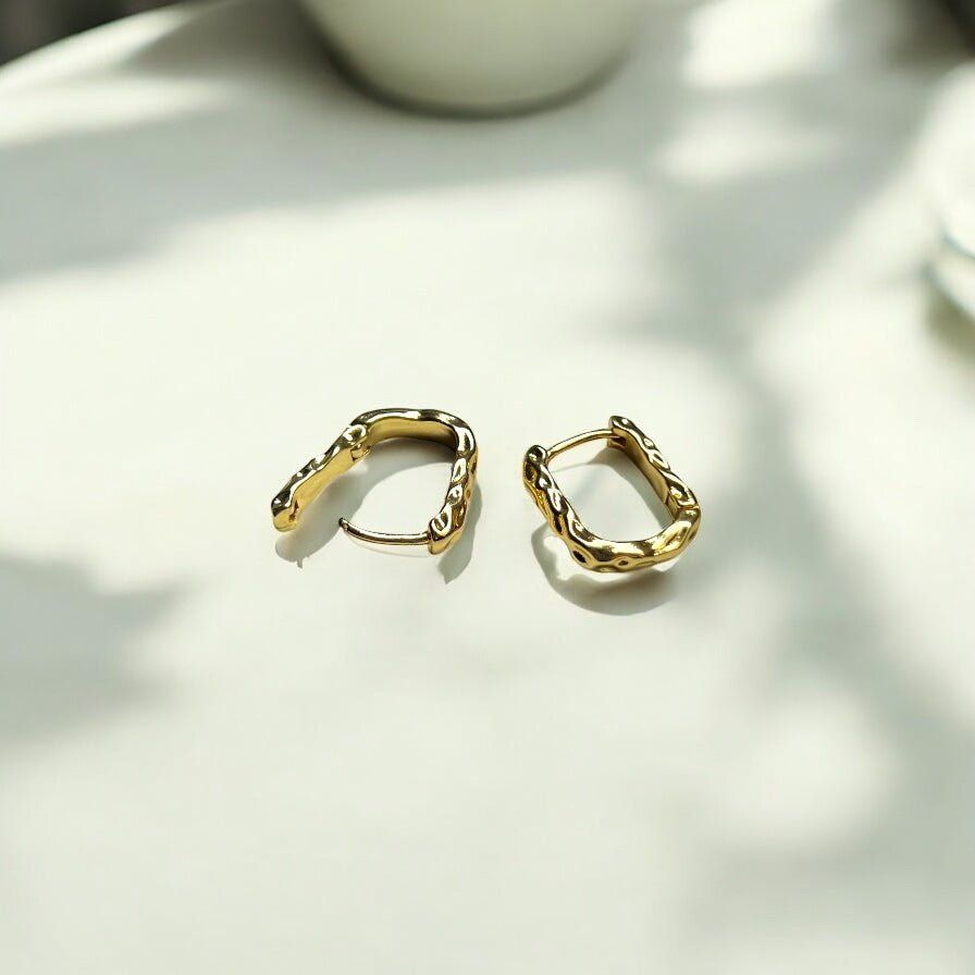 Crisp Hoops: młotkowane kolczyki złote mini kółka - Pearlippines Biżuteria