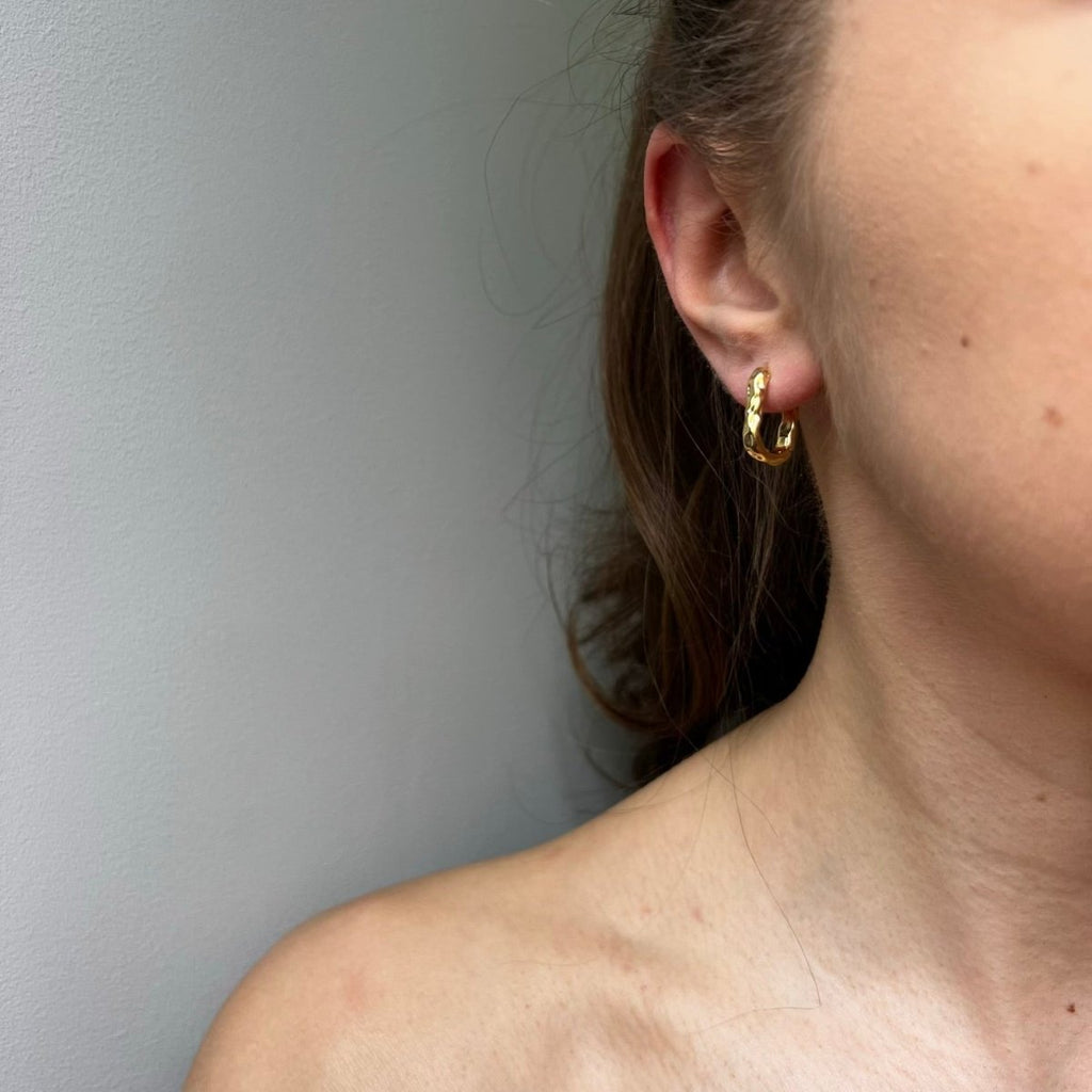 Crisp Hoops: młotkowane kolczyki złote mini kółka - Pearlippines Biżuteria