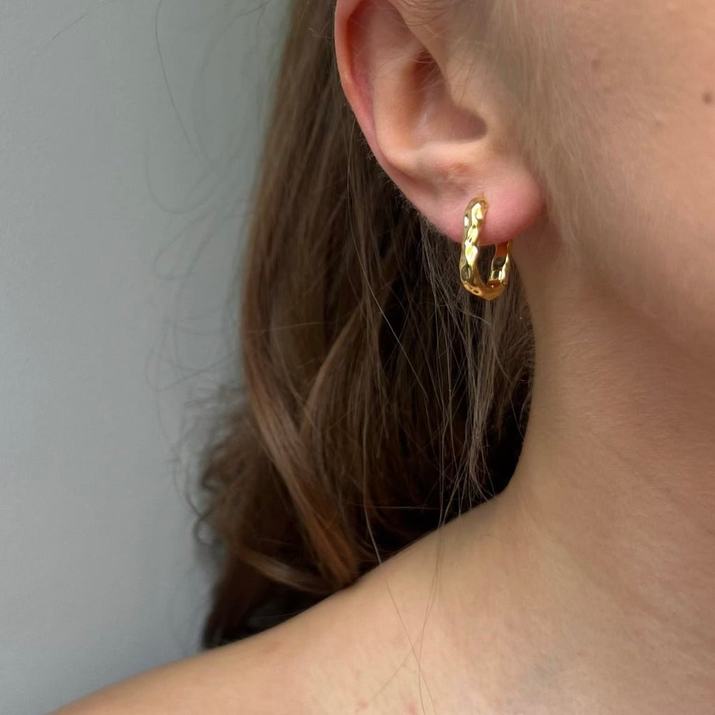 Crisp Hoops: młotkowane kolczyki złote mini kółka - Pearlippines Biżuteria