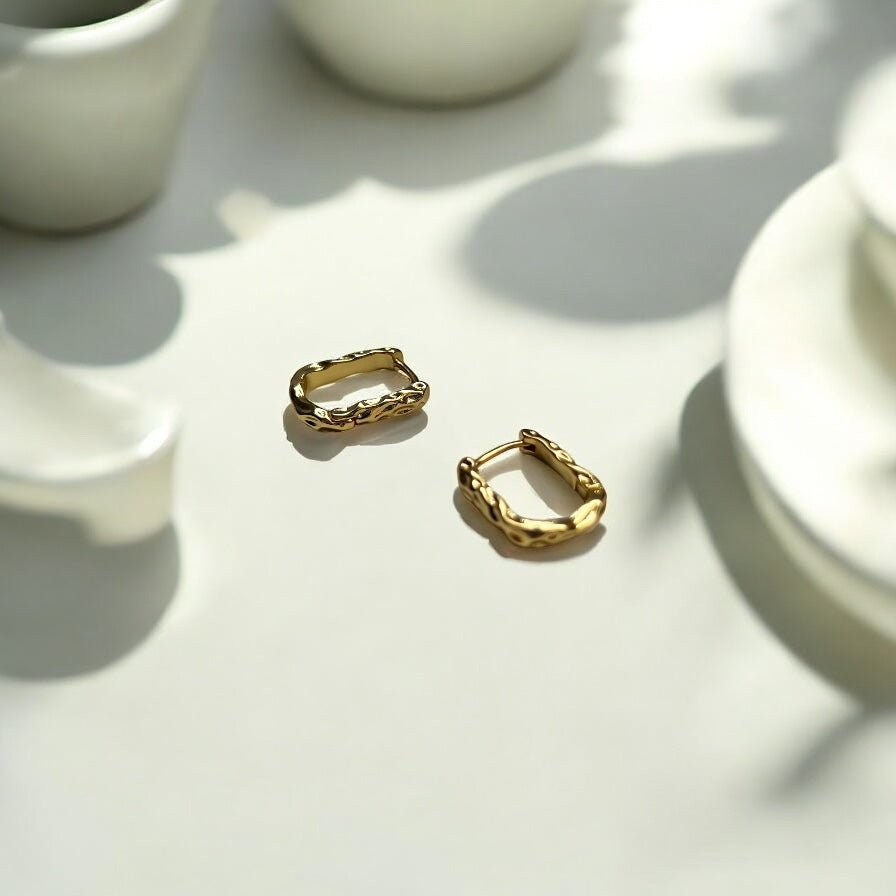 Crisp Hoops: młotkowane kolczyki złote mini kółka - Pearlippines Biżuteria
