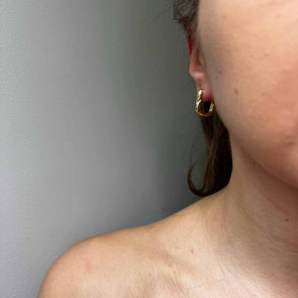 Crisp Hoops: młotkowane kolczyki złote mini kółka - Pearlippines Biżuteria