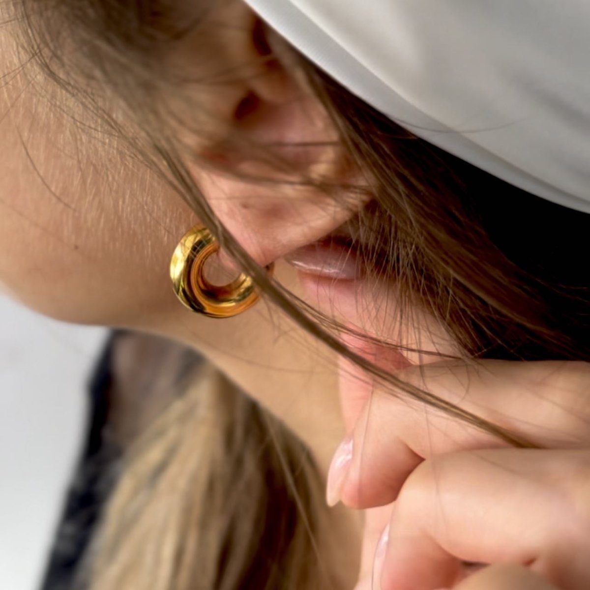 Czarujące złote kolczyki na co dzień - Pearlippines Biżuteria