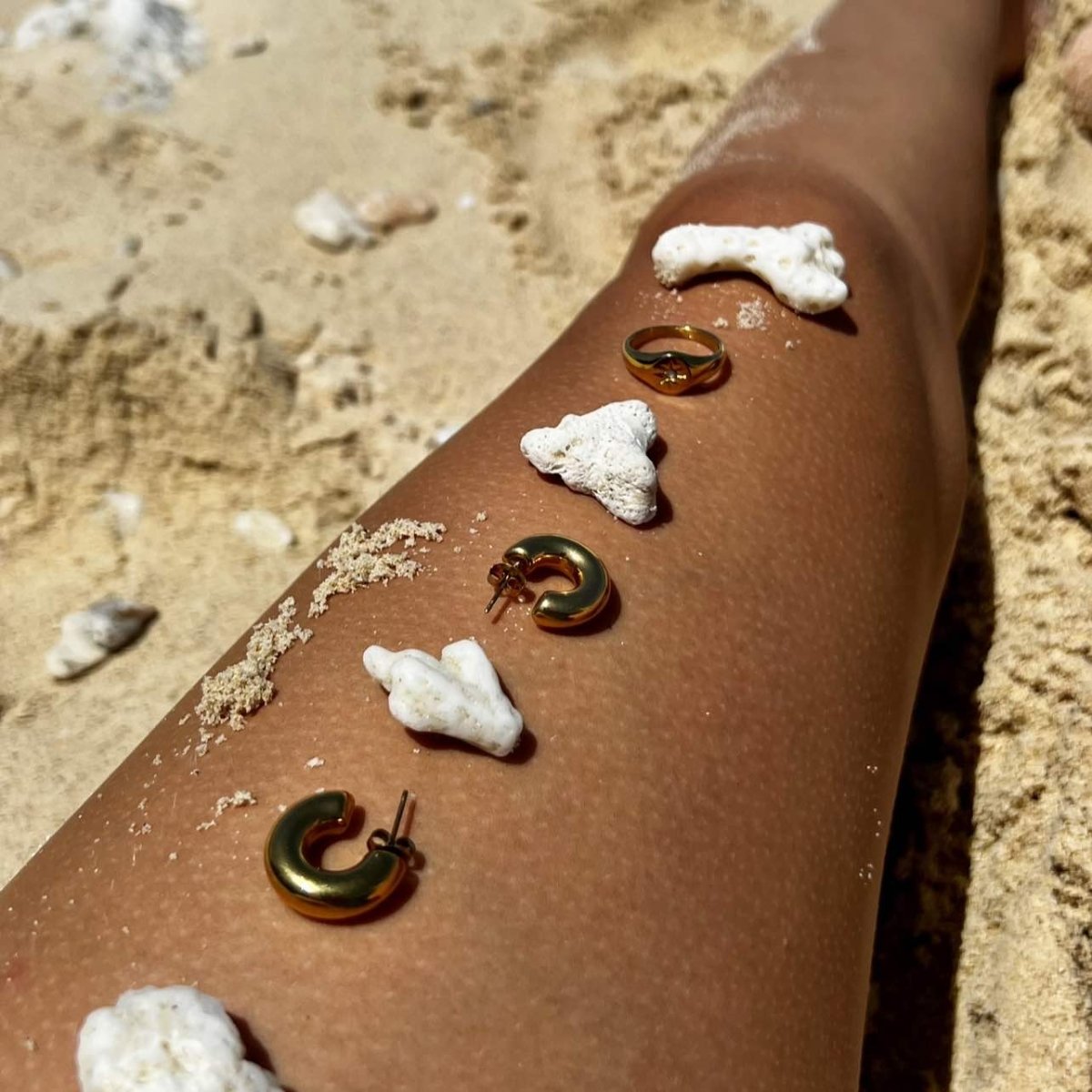 Czarujące złote kolczyki na co dzień - Pearlippines Biżuteria