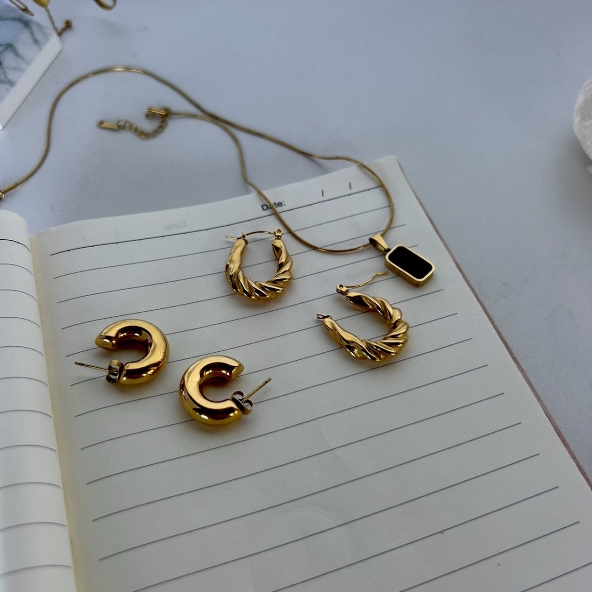 Czarujące złote kolczyki na co dzień - Pearlippines Biżuteria