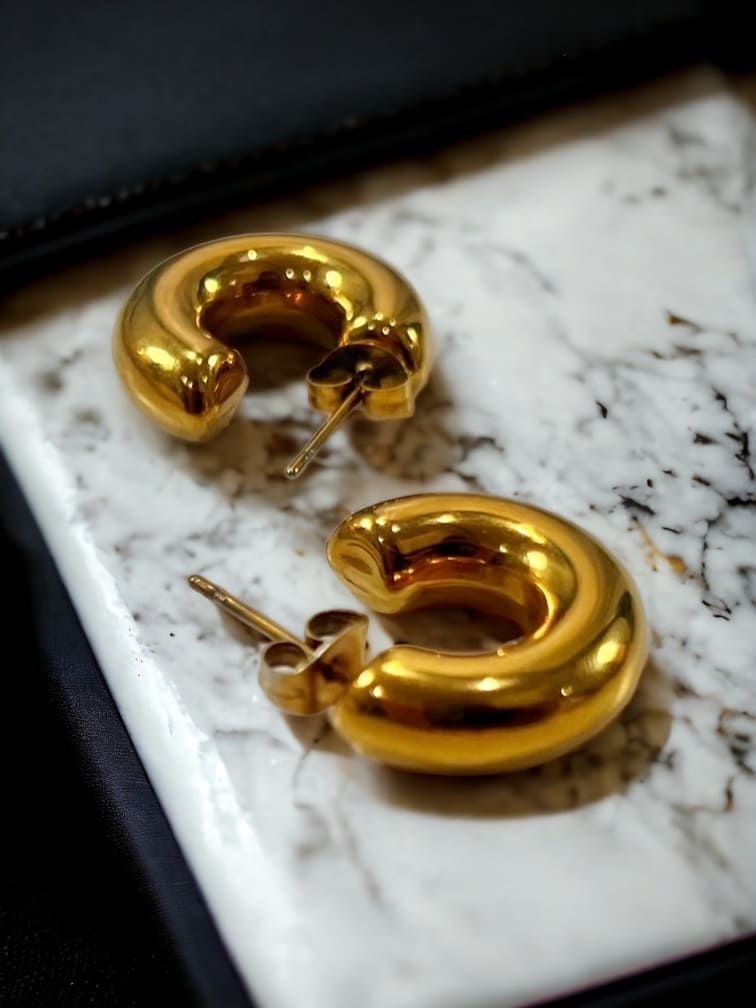 Czarujące złote kolczyki na co dzień - Pearlippines Biżuteria