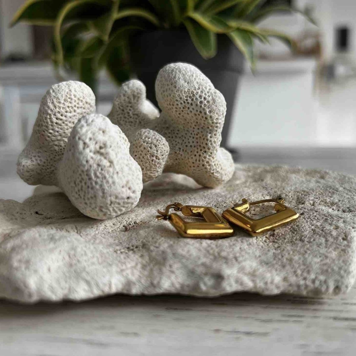 Delikatne geometryczne kolczyki romby - Pearlippines Biżuteria