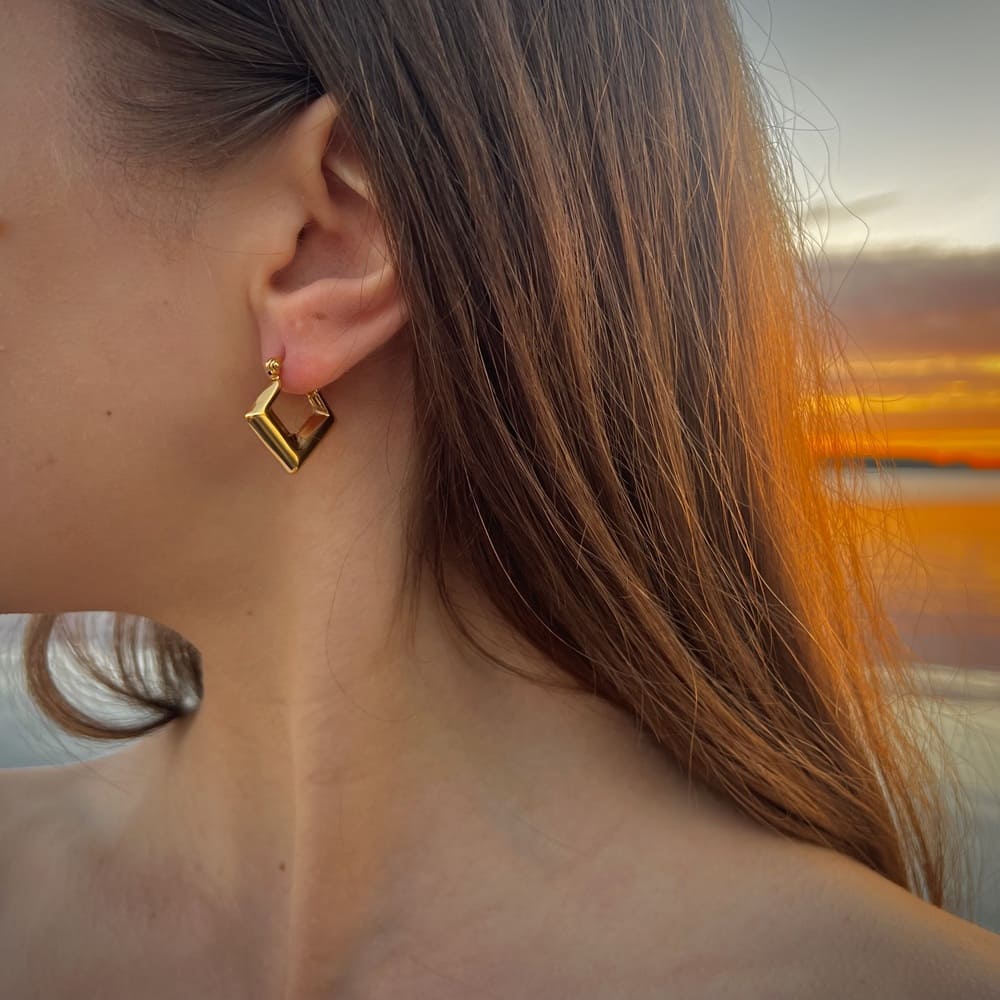Delikatne geometryczne kolczyki romby - Pearlippines Biżuteria