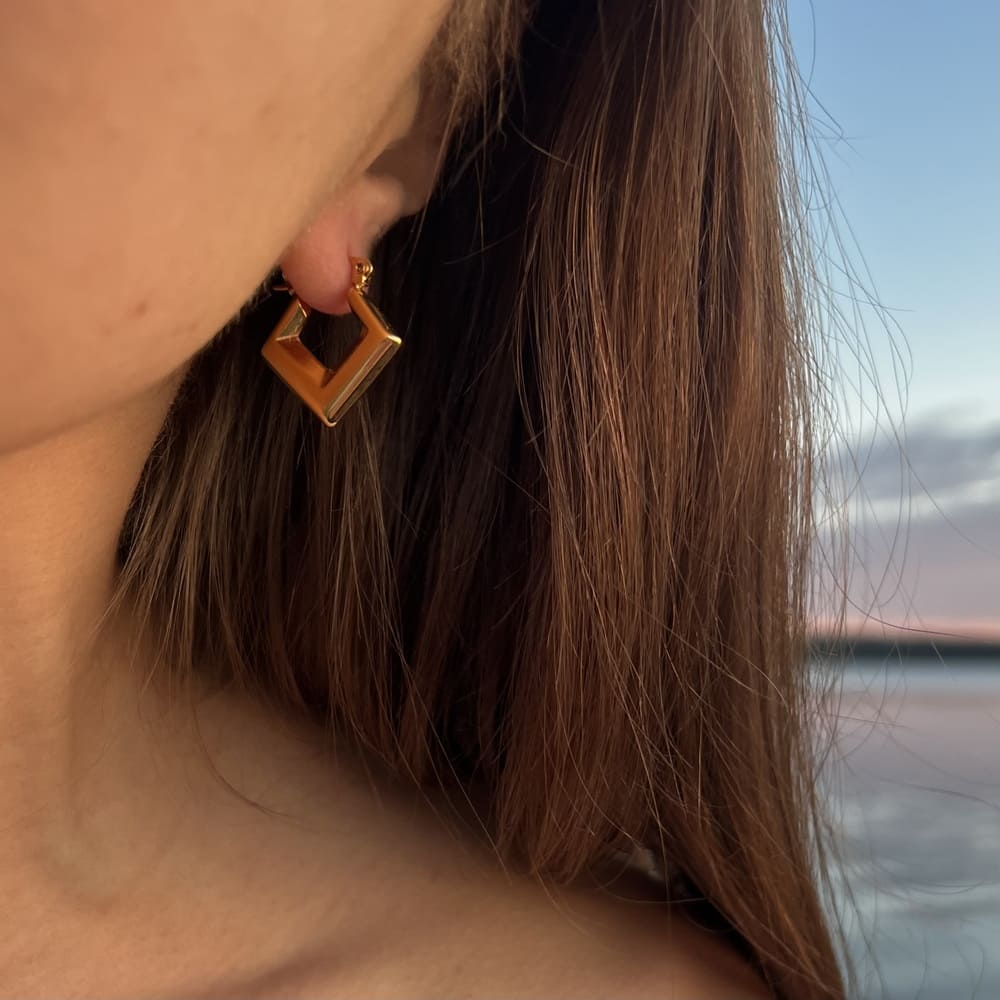 Delikatne geometryczne kolczyki romby - Pearlippines Biżuteria