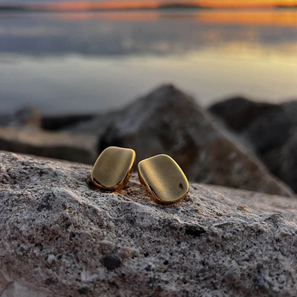 Eleganckie kolczyki o wyjątkowej formie - zagięta prostokątna tarcza - Pearlippines Biżuteria