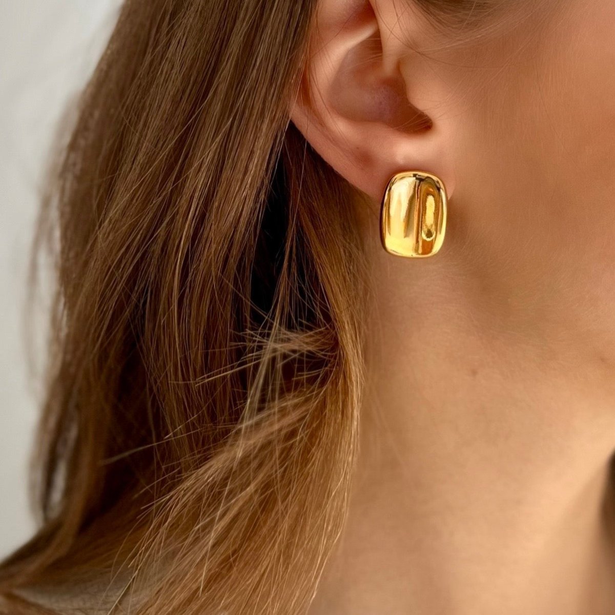 Eleganckie kolczyki o wyjątkowej formie – zagięta prostokątna tarcza - Pearlippines Biżuteria