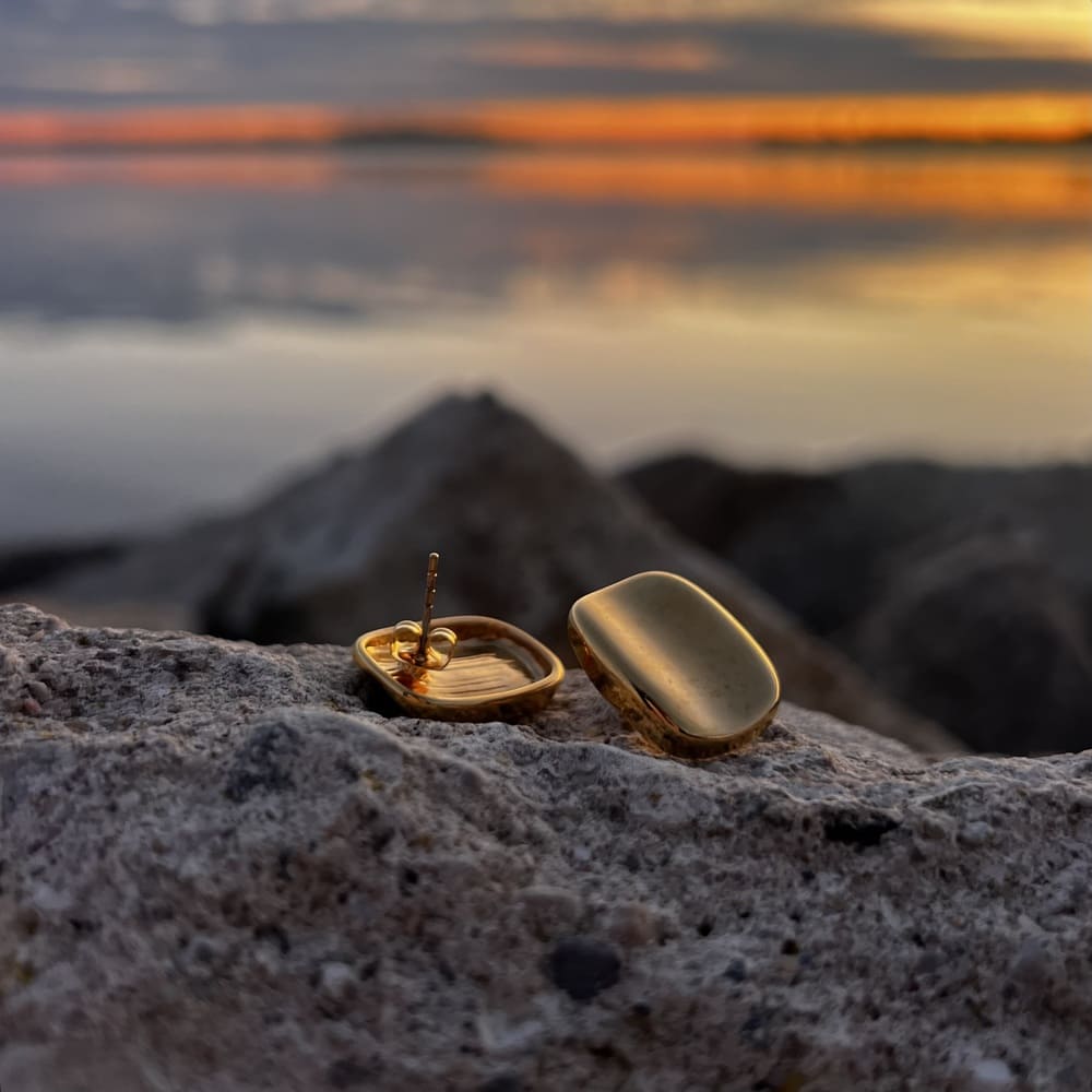 Eleganckie kolczyki o wyjątkowej formie - zagięta prostokątna tarcza - Pearlippines Biżuteria