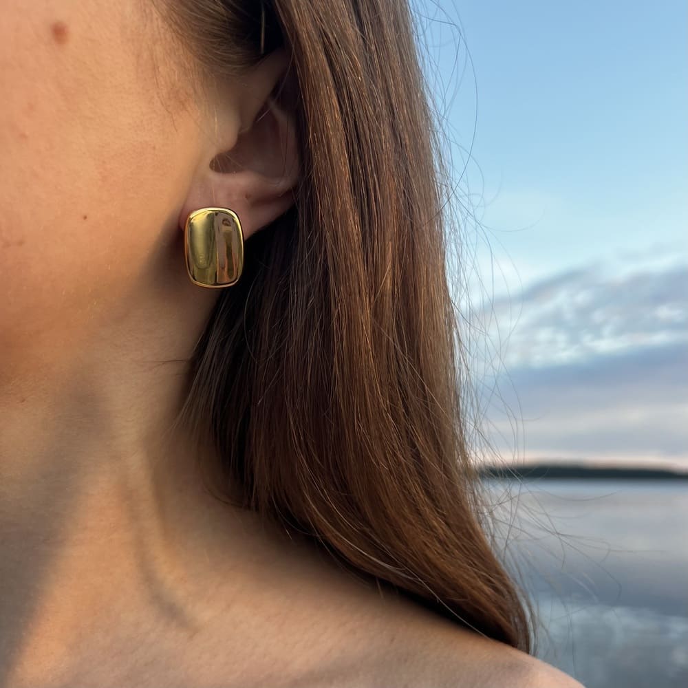 Eleganckie kolczyki o wyjątkowej formie - zagięta prostokątna tarcza - Pearlippines Biżuteria