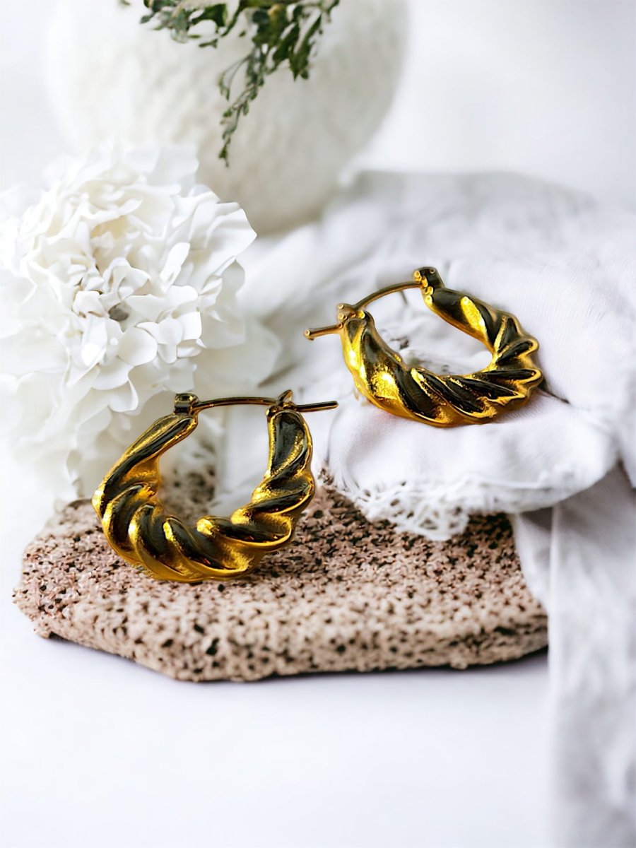 Eleganckie skręcone kolczyki w kształcie podkowy - Pearlippines Biżuteria