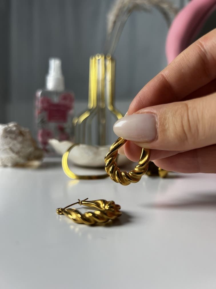 Eleganckie skręcone kolczyki w kształcie podkowy - Pearlippines Biżuteria