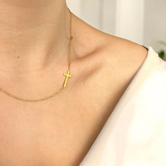 Faith Charm: Asymetryczny naszyjnik z krzyżykiem - Pearlippines Biżuteria