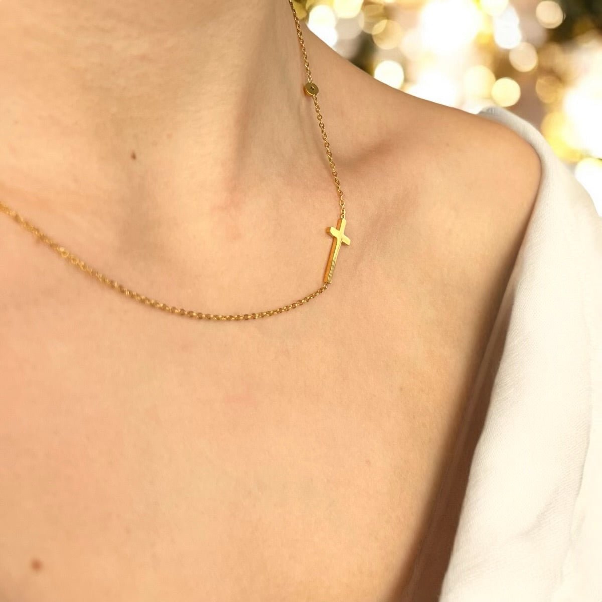 Faith Charm: Asymetryczny naszyjnik z krzyżykiem - Pearlippines Biżuteria