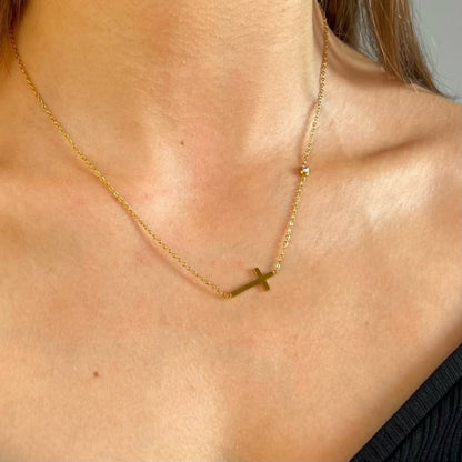 Faith Charm: Asymetryczny naszyjnik z krzyżykiem - Pearlippines Biżuteria