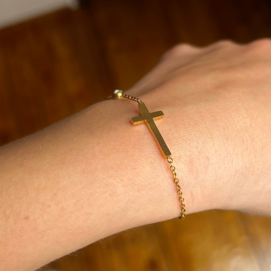 Faith Charm: złota bransoletka z krzyżykiem i cyrkonią - Pearlippines Biżuteria