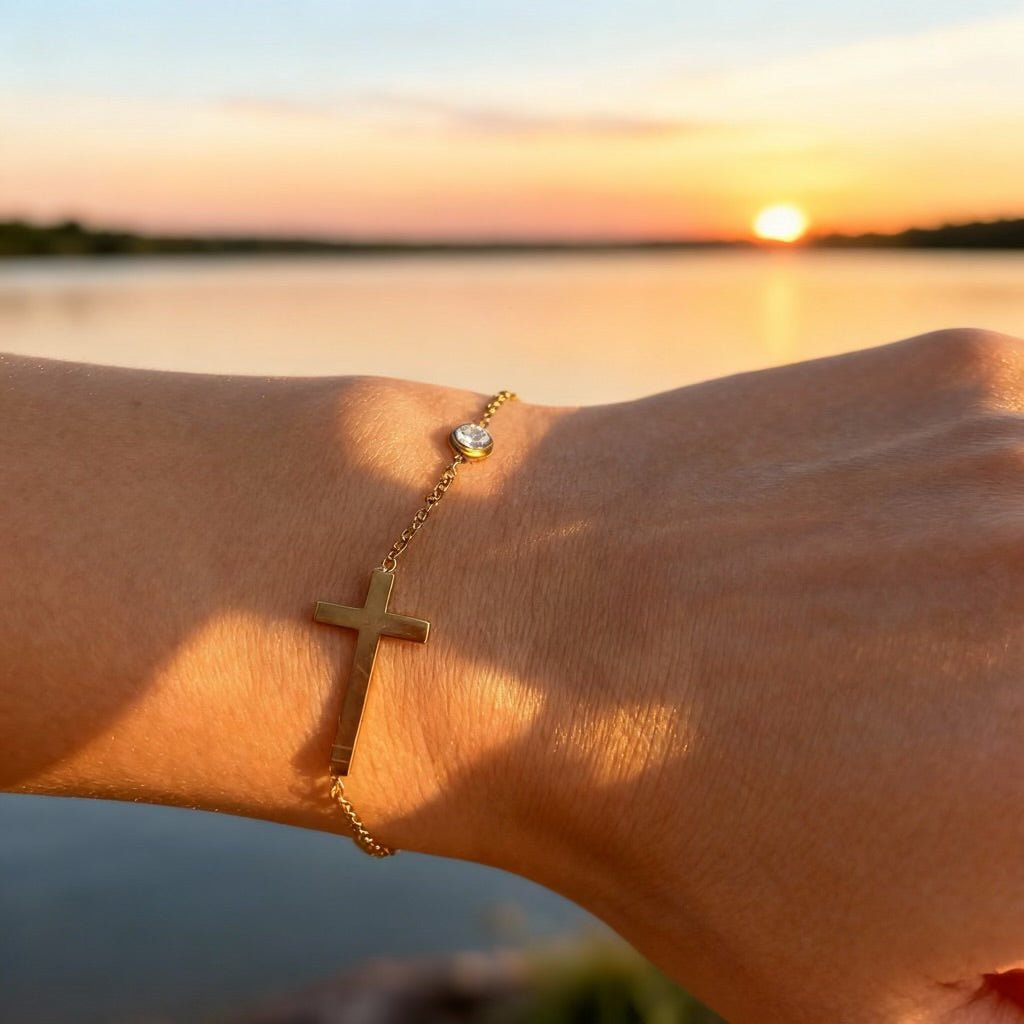 Faith Charm: złota bransoletka z krzyżykiem i cyrkonią - Pearlippines Biżuteria