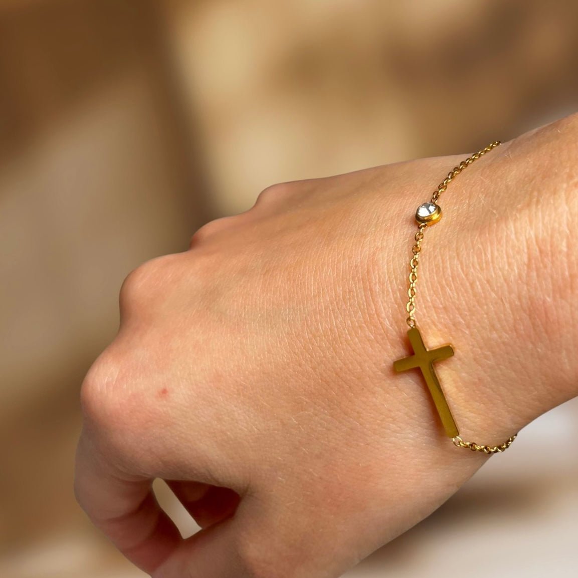 Faith Charm: złota bransoletka z krzyżykiem i cyrkonią - Pearlippines Biżuteria