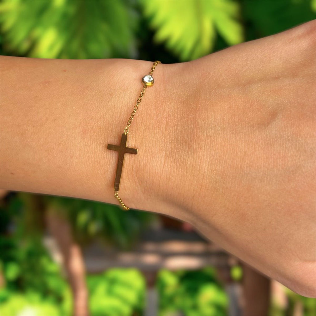 Faith Charm: złota bransoletka z krzyżykiem i cyrkonią - Pearlippines Biżuteria