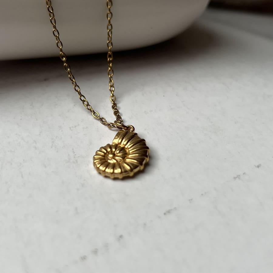 Golden Ammonite: naszyjnik ze złotą muszlą spiralną - Pearlippines Biżuteria