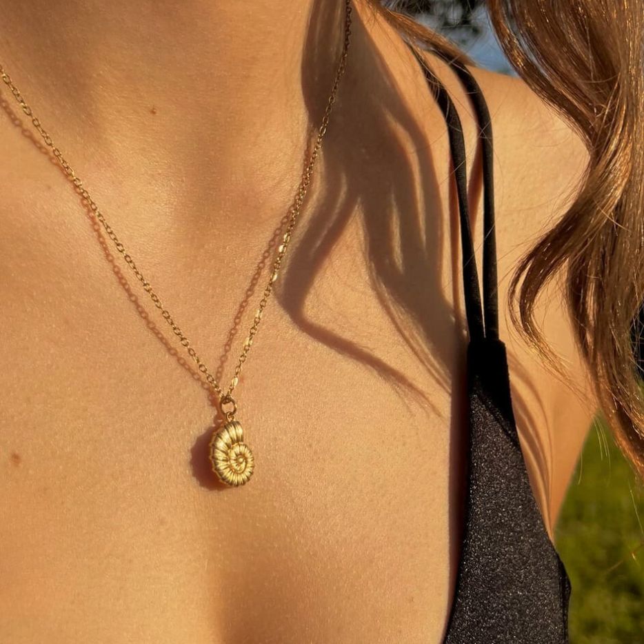 Golden Ammonite: naszyjnik ze złotą muszlą spiralną - Pearlippines Biżuteria