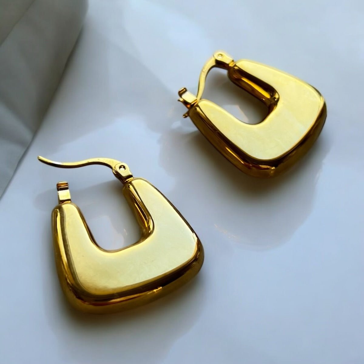 Golden Arc: złote geometryczne kolczyki - Pearlippines Biżuteria