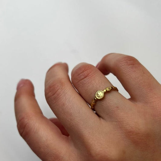 Golden Coin: delikatny pierścionek z medalionem - Pearlippines Biżuteria