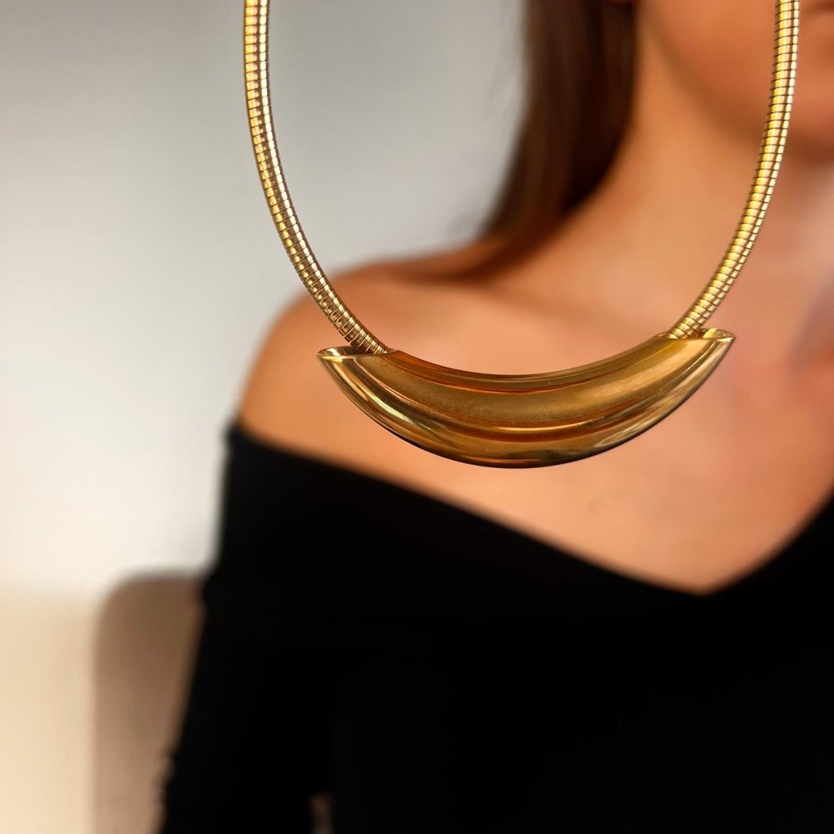 Golden Crescent: Naszyjnik z magnetycznym zapięciem - Pearlippines Biżuteria